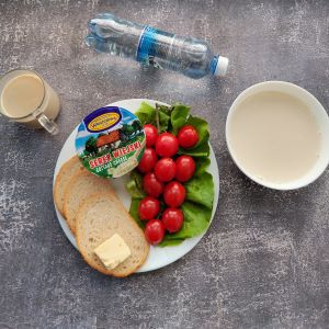 Dieta łatwostrawna  Kawa zbożowa z mlekiem Bułka pszenna długa krojona Masło extra Serek wiejski ziarnisty Woda źródlana Sałata zielona Pomidorki koktajlowe